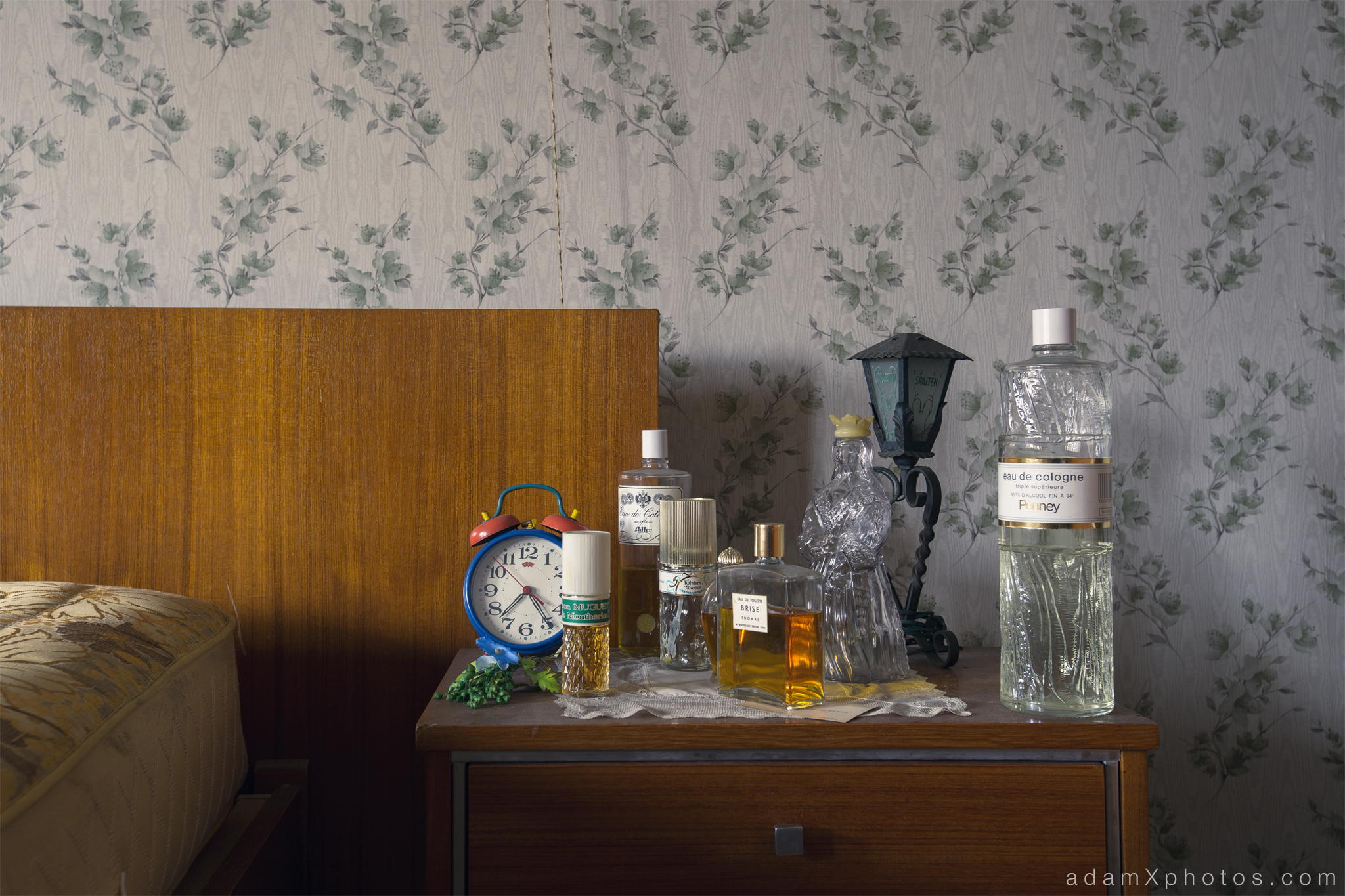 Maison l'oiseau bleu - bedroom detail and perfumes