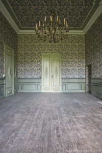 Adam X Chateau de la Chapelle urbex urban exploration belgium abandoned grand room chandelier wallpaper