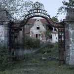 Gate overgrown External Exterior Outside Front Facade Palace Glinka Pałac w Glince Urbex Poland Adam X Urban Exploration Access 2016 Abandoned decay lost forgotten derelict location
