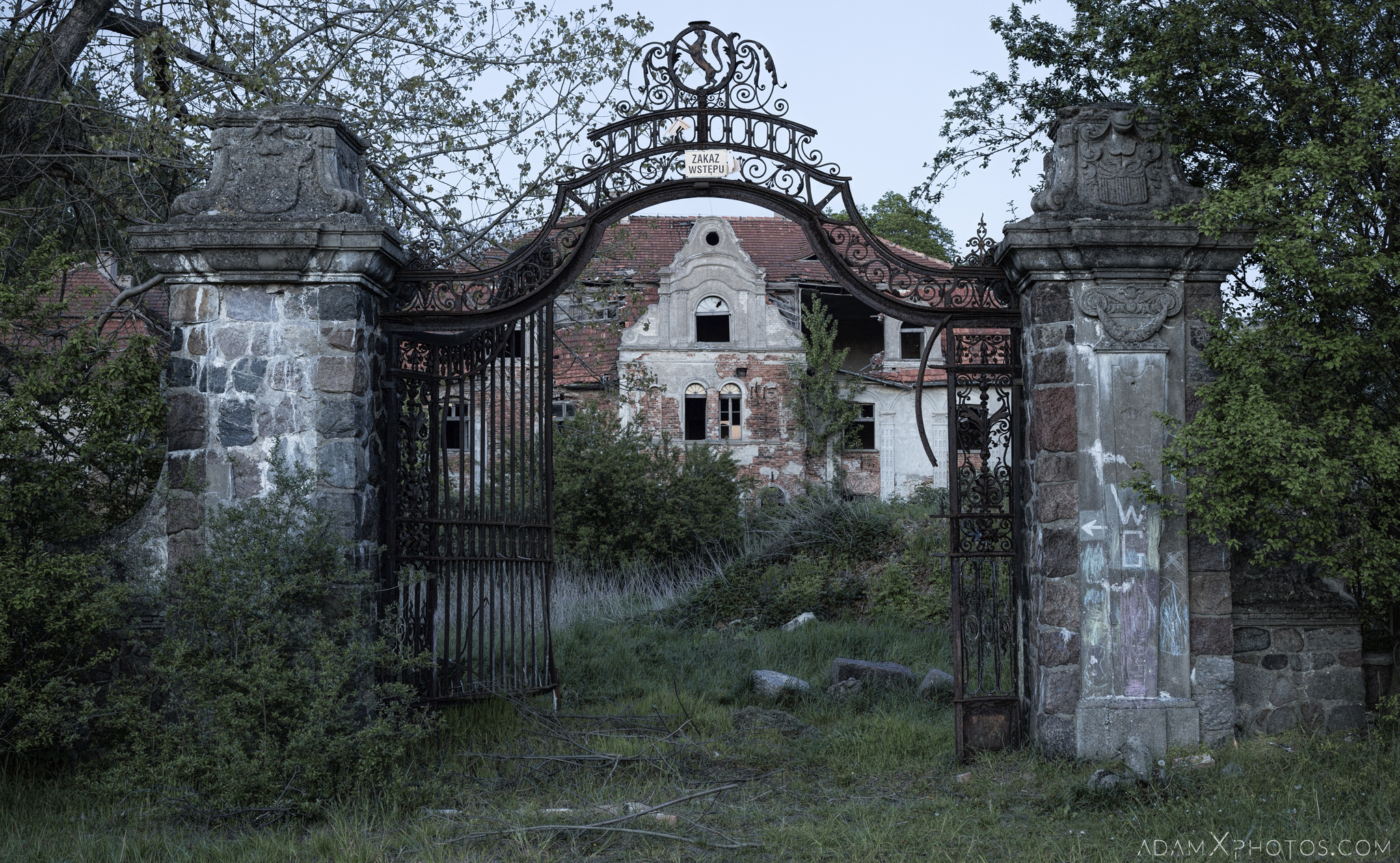 Gate overgrown External Exterior Outside Front Facade Palace Glinka Pałac w Glince Urbex Poland Adam X Urban Exploration Access 2016 Abandoned decay lost forgotten derelict location