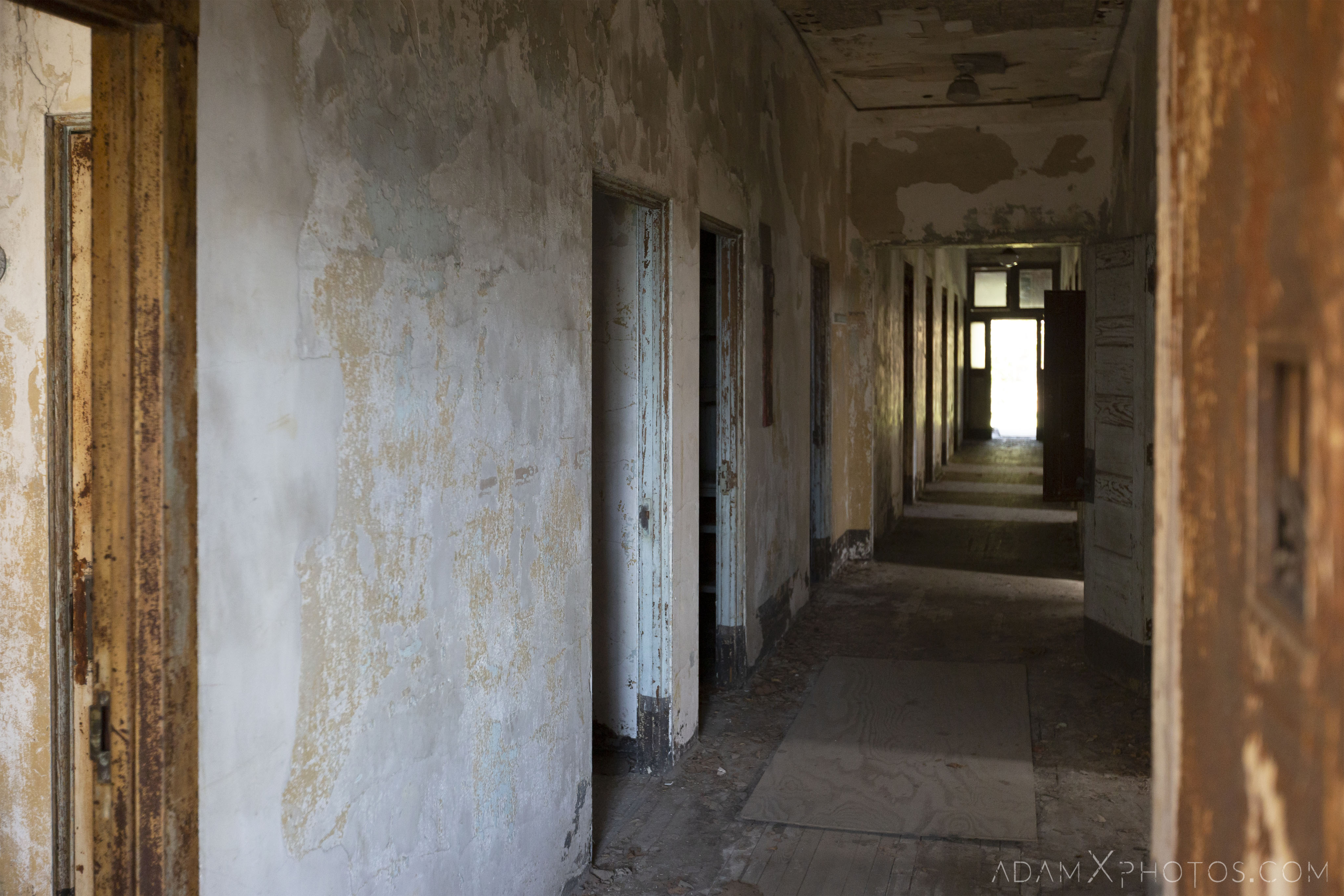 Corridor Ellis Island Immigrant Hospital New York USPHS Hospital #43 Adam X Adamxphotos Urbex Urban Exploration Access 2017 Abandoned decay ruins lost forgotten derelict location creepy haunting eerie