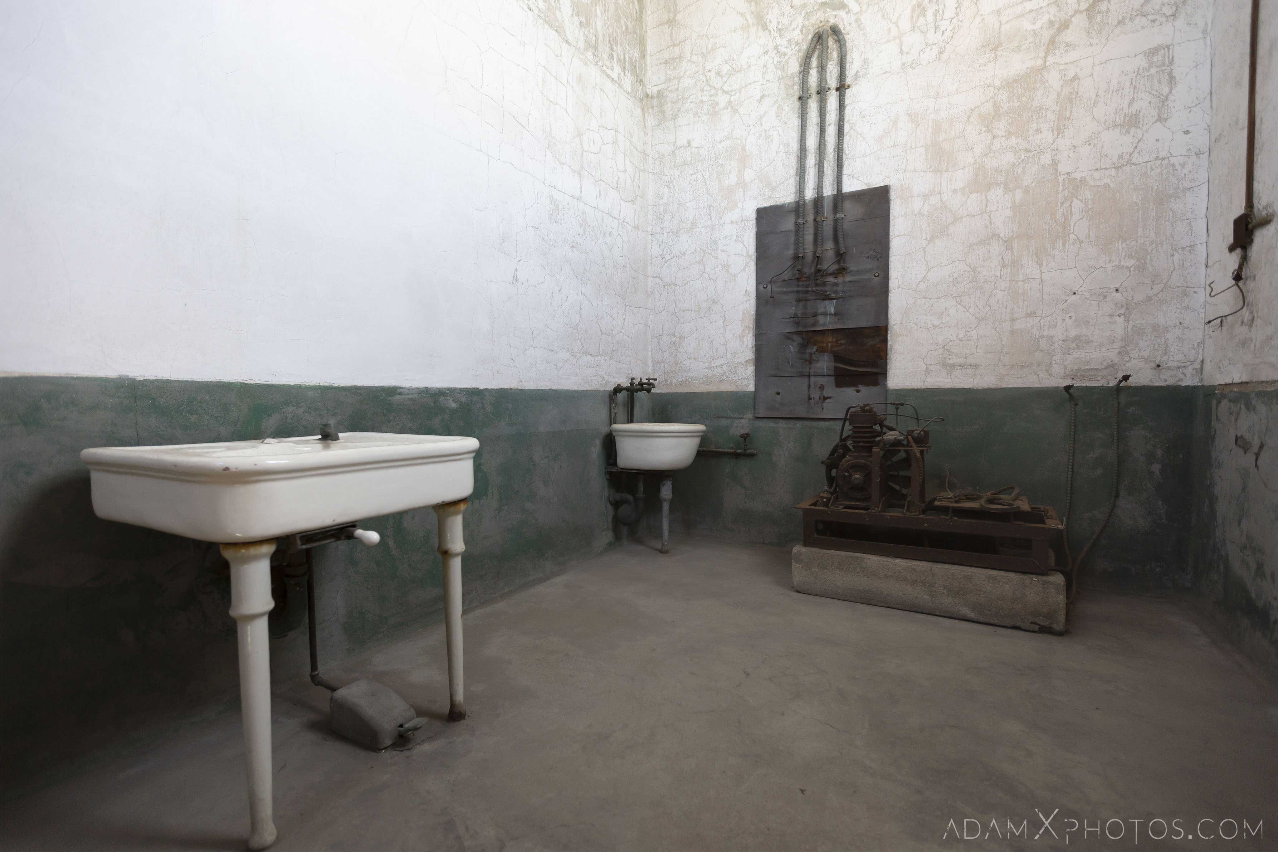 bathroom Ellis Island Immigrant Hospital New York USPHS Hospital #43 Adam X Adamxphotos Urbex Urban Exploration Access 2017 Abandoned decay ruins lost forgotten derelict location creepy haunting eerie