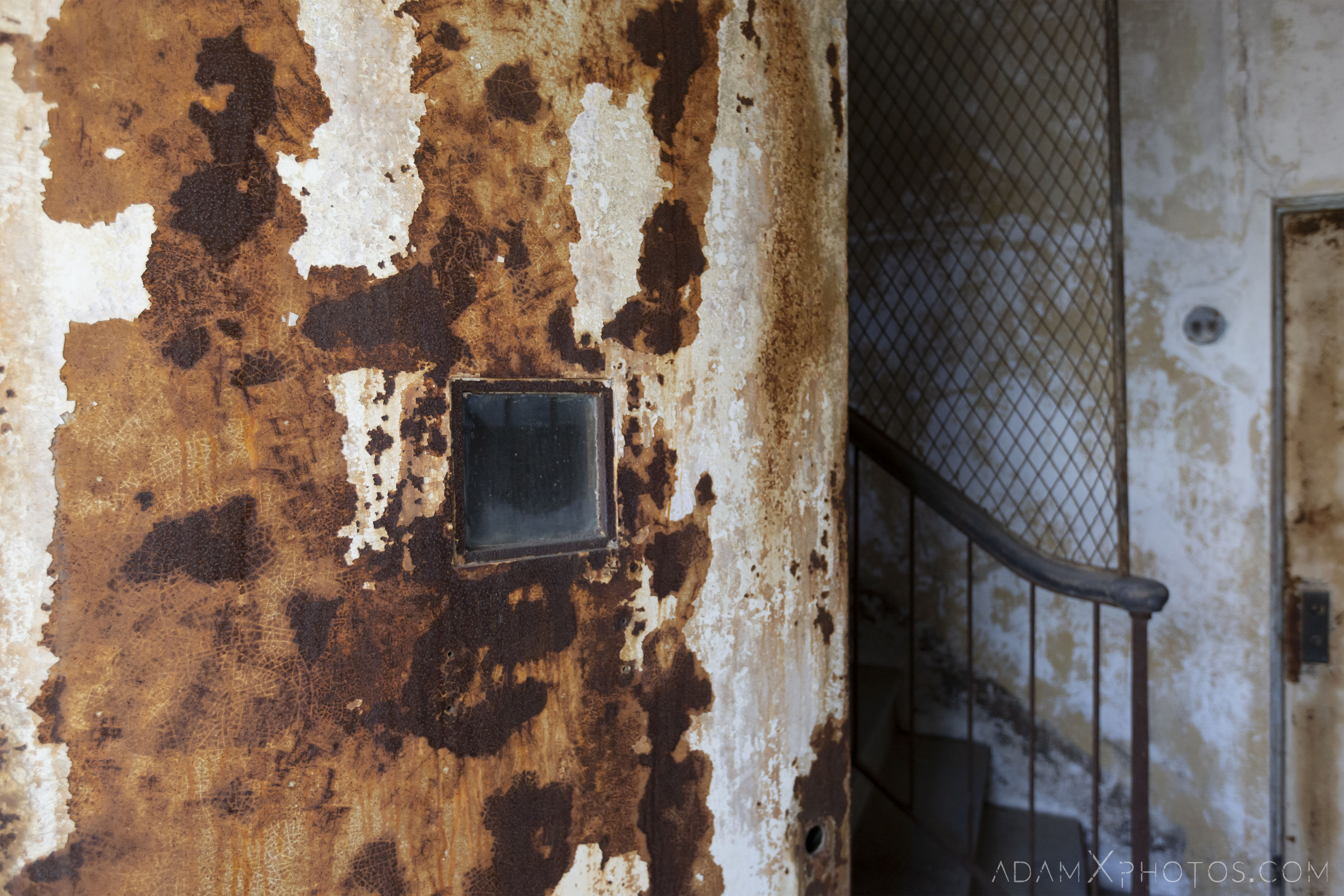 Rusting isolation ward Ellis Island Immigrant Hospital New York USPHS Hospital #43 Adam X Adamxphotos Urbex Urban Exploration Access 2017 Abandoned decay ruins lost forgotten derelict location creepy haunting eerie